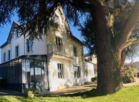 Chambres d'hôtes La Maison Blanche, hotelli kohteessa Saint-Junien