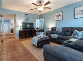 New Nautical Townhouse Paradise walk to Flagler Ave!, hotel in New Smyrna Beach