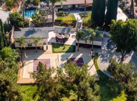 PRIVATE PICKLEBALL, POOL AND PALMS RESORT, cottage in Corona