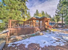 Truckee Cottage with Fenced Yard and Lake Donner Views，特拉基的滑雪度假村