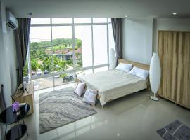 The CHU cafe / guesthouse, hotel en Nai Harn Beach