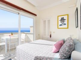 Home2Book Beach Front Las Gaviotas, hotel s parkiralištem u Santa Cruz de Tenerifeu