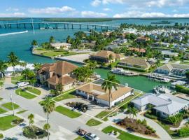 ELEVATED - IRIS BY THE BRIDGE - Riverfront, hotelli kohteessa Marco Island