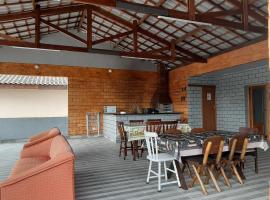 Suites 500m Praia da Enseada, rum i privatbostad i Guarujá