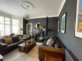 Traditional apt close to city centre & Hampden