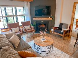 Ski-In Ski-out Luxury Condo with Hot Tub and pools, hotel em Snowshoe