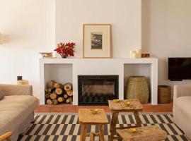 La Alberca Casa con jardín y piscina, hotel i Tenzuela