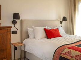 La Alberca Chica Casa para parejas, con piscina, hotel in Tenzuela