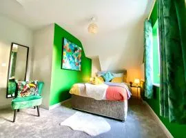 Beautiful Stylish 2 Bedroom Apartment! - 5 Minute Walk to the Best Beach! - Great Location - Parking - Fast WiFi - Smart TV - Newly decorated - sleeps up to 6! Close to Bournemouth & Poole Town Centre & Sandbanks