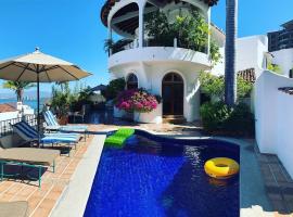 Elegant Small Hillside Villa with Ocean Views, villa in Puerto Vallarta