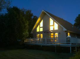 Catskills Retreat with Lake and Pool Access, aluguel de temporada em Athens