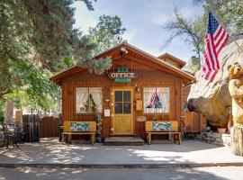 Whispering Pines Lodge, chalé em Kernville