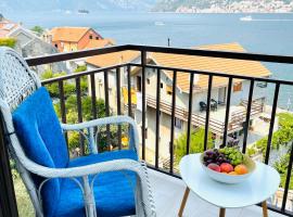 Chic sea front apartment with breathtaking Kotor Bay view, huoneisto kohteessa Donji Stoliv