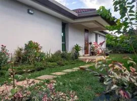 Cosy 2-bedroom home with garden and free parking