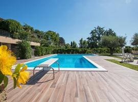 Dulcamara con piscina by Wonderful Italy, hotel in Soiano del Lago