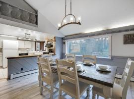 Killington Mountain Home! HotTub & 5 min to Skiing!, βίλα σε Killington