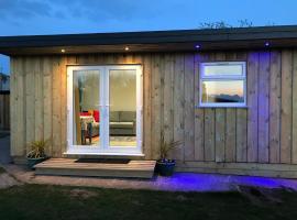 Kingfisher Glamping Cabin, apartment in Bodmin