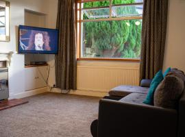 Lovely self-catering apartment in city centre, hotel in Dumfries