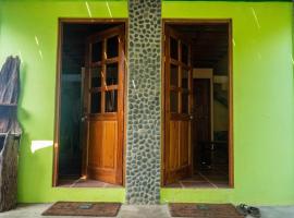 Walk to the beach, chill by the pool. Casa Sol!, hotel i Pavones