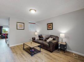 Large upper unit in Aurora with 3 king beds, holiday home in Aurora
