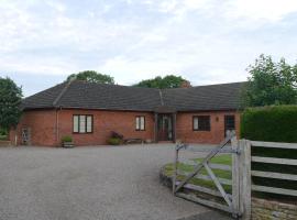 Hilltop Bungalow for a Spacious Country Break, hotel in Bromyard