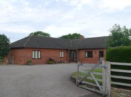 Hilltop Bungalow for a Spacious Country Break, Hotel in Bromyard