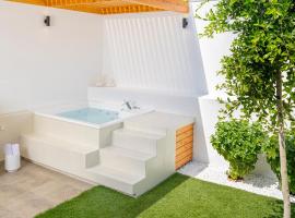 Viesnīca ETHOS Luxury Home - Seaview Villa with Hot-Tub! pilsētā Iraion