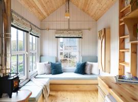Unique tiny house with wood fired roll top bath in heart of the Cairngorms, minicasa en Ballater