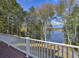 Beautiful Lakefront Retreat with Deck and Views!, hotel cu parcare din Newton