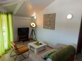 NANA - A 44 - Vue Panoramique- Grand Appartement Cosy et Lumineux- Cuisine équipée-WIFI-CLIM-Terrasse，位于卡宴的酒店