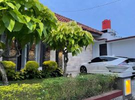 BALI Luxury Guest House Purwokerto، فندق في Kembaran