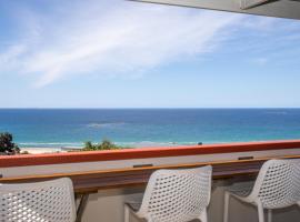 BEST OCEAN VIEWS ON STRADDIE + SUNSET DECK，瞭望角的小屋