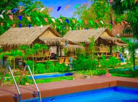 เดอะกระต็อบ By The Mountain Ozone บ้านโอโซนขุนเขาแก่งกระจาน, cabin in Ban Song Phi Nong