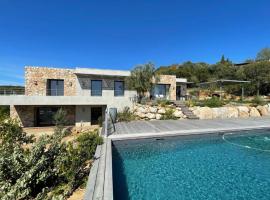 Splendide villa d'architecte vue sur la baie de Pinarellu, hotel s bazenima u gradu 'Zonza'