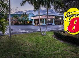 Super 8 by Wyndham North Palm Beach, motel in North Palm Beach