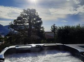 Rêves de vie le "port pin" vue mer, jacuzzi, parking PRIVES, hotel in Cassis