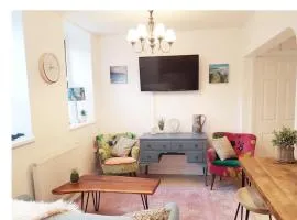 St Ives apartment private parking with garden 10 minute walk into town and beach