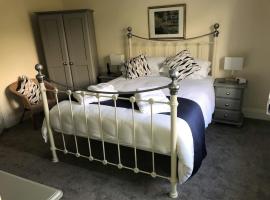 Bramble Cottage - Luxury Holiday Cottage - 4 Beds 3 Baths - Parking - Beach 1 Mile - Fenced Child & Dog Friendly - EV Chrger, luxury hotel in Bude