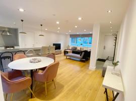 Bright, spacious, 3-bedroom Emirates apartment with terrace, hotel near Emirates Stadium, London