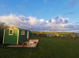 Toms Hut and Robins Rest Shepherd Huts near Wadebridge, hotel in Wadebridge