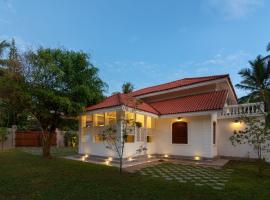 Idda Boutique Villa - Four Bedroom Luxury Villa with Private Pool Near the Beach, cottage in Ahangama