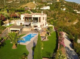 Exceptional Costa del Sol villa for 8, Hi spec, Tranquil setting, Amazing views. Heated pool., vacation home in Torrox