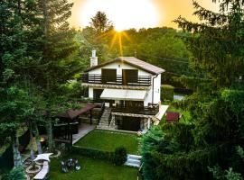 Къща за гости Вила Теkето I Family Guest House Villa Teketo, будинок для відпустки у місті Nikolovo