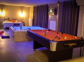 LE LOFT A BULLES (85m2 Jacuzzi Hammam Billiard Bar Douche Sauna)، فندق مع جاكوزي في ستراسبورغ