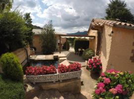 Apartamento con jardín, barbacoa y piscina en pleno Montseny Mas Romeu Turisme Rural: Arbúcies'te bir kulübe