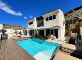 Luxury Villa Morelli with seaview & heated pool، فندق رفاهية في ماسبالوماس