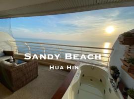 Sandy Beach Condo 17D, hotel amb aparcament a Cha-am