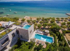 Luxury beachfront VILLA FLORES heated outdoor, indoor pool, whirlpool, sauna, hotel en Duće