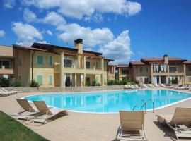 Le Corti Caterina Apartments with pool by Wonderful Italy, hotel sa parkingom u Desencano del Gardi