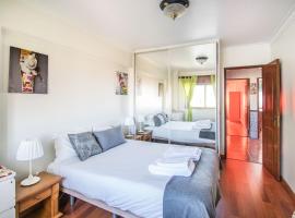 Enjoy Lisbon Cascais Sintra 1200 metres to metro blue line Sintra Rail line Free Parking, hotel in Amadora